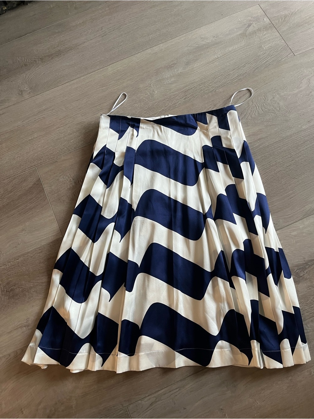 NWT Victoria Beckham Navy and Cream Wave-Print Pleated A-Line Skirt